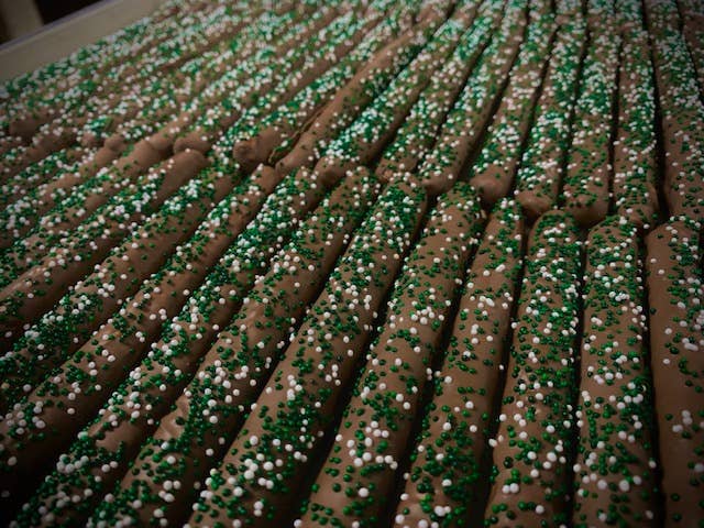 Pretzel Rods - 2 PK - Milk Chocolate w/ Customized Color