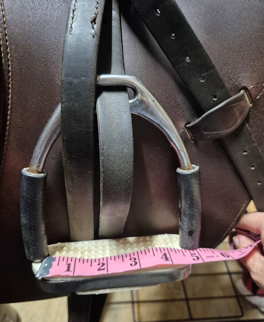 HDR 16" Close Contact Saddle with leathers/irons
