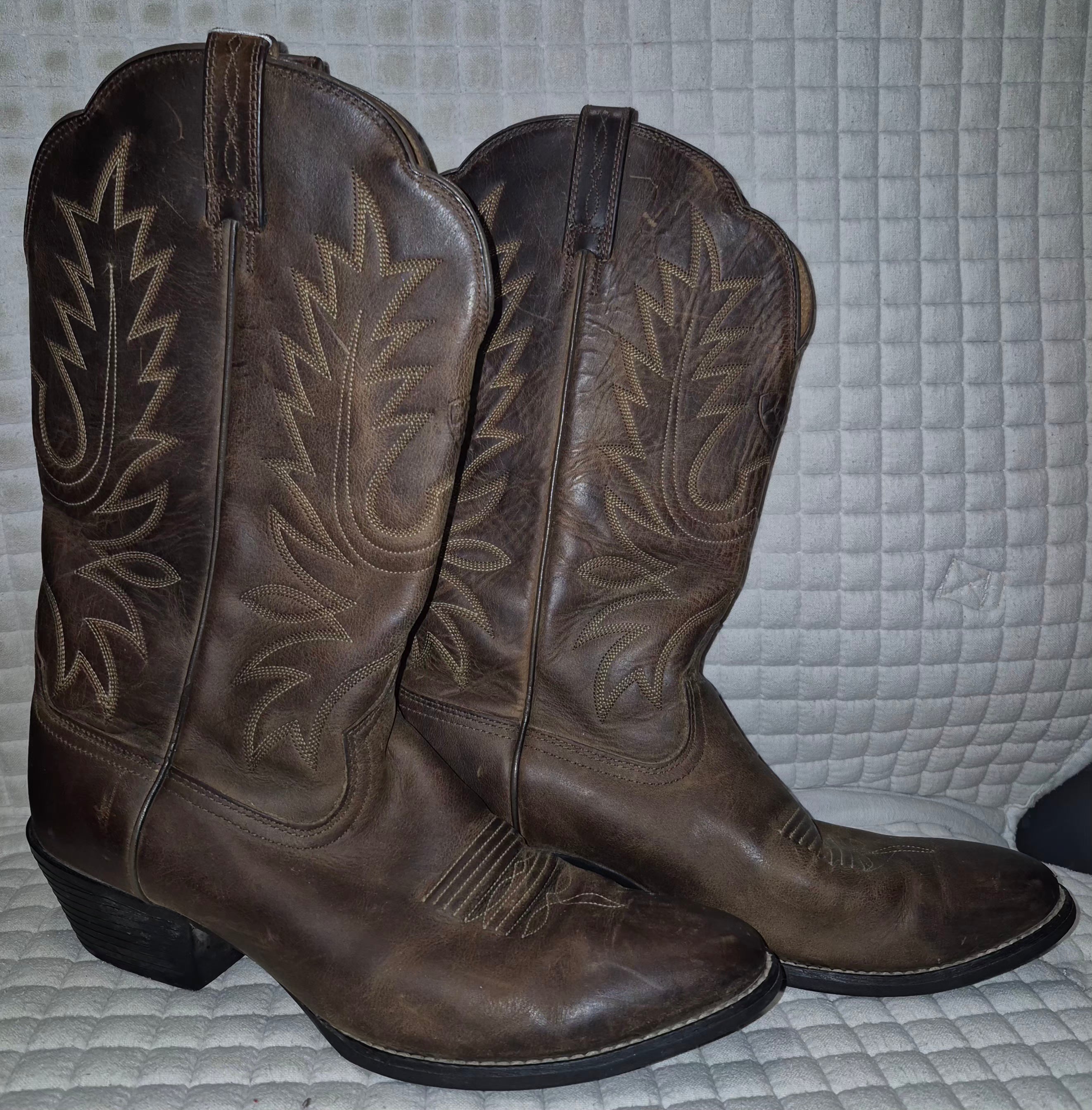 Ariat (women's) Heritage R Toe Western Boots