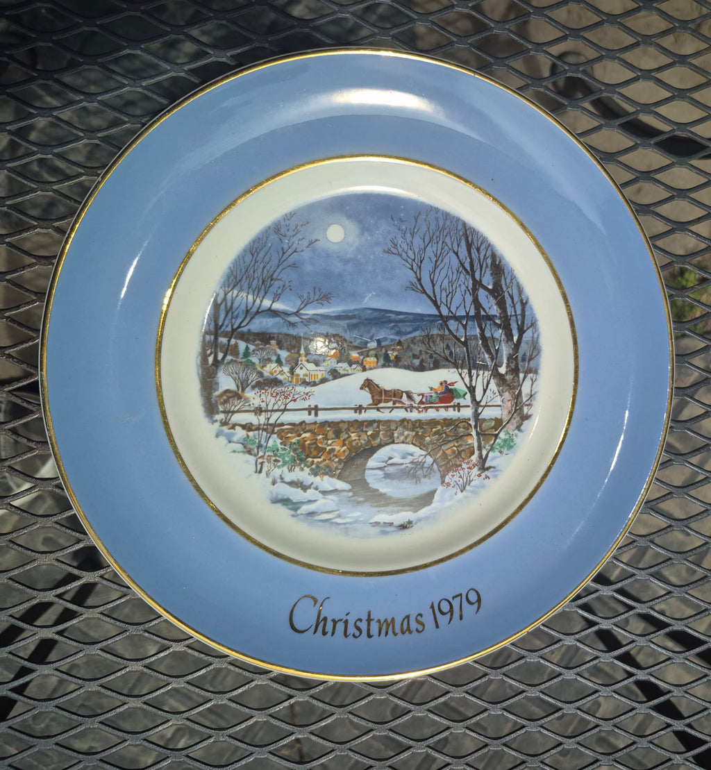 Avon Christmas Plate "Dashing Through The Snow" 1979