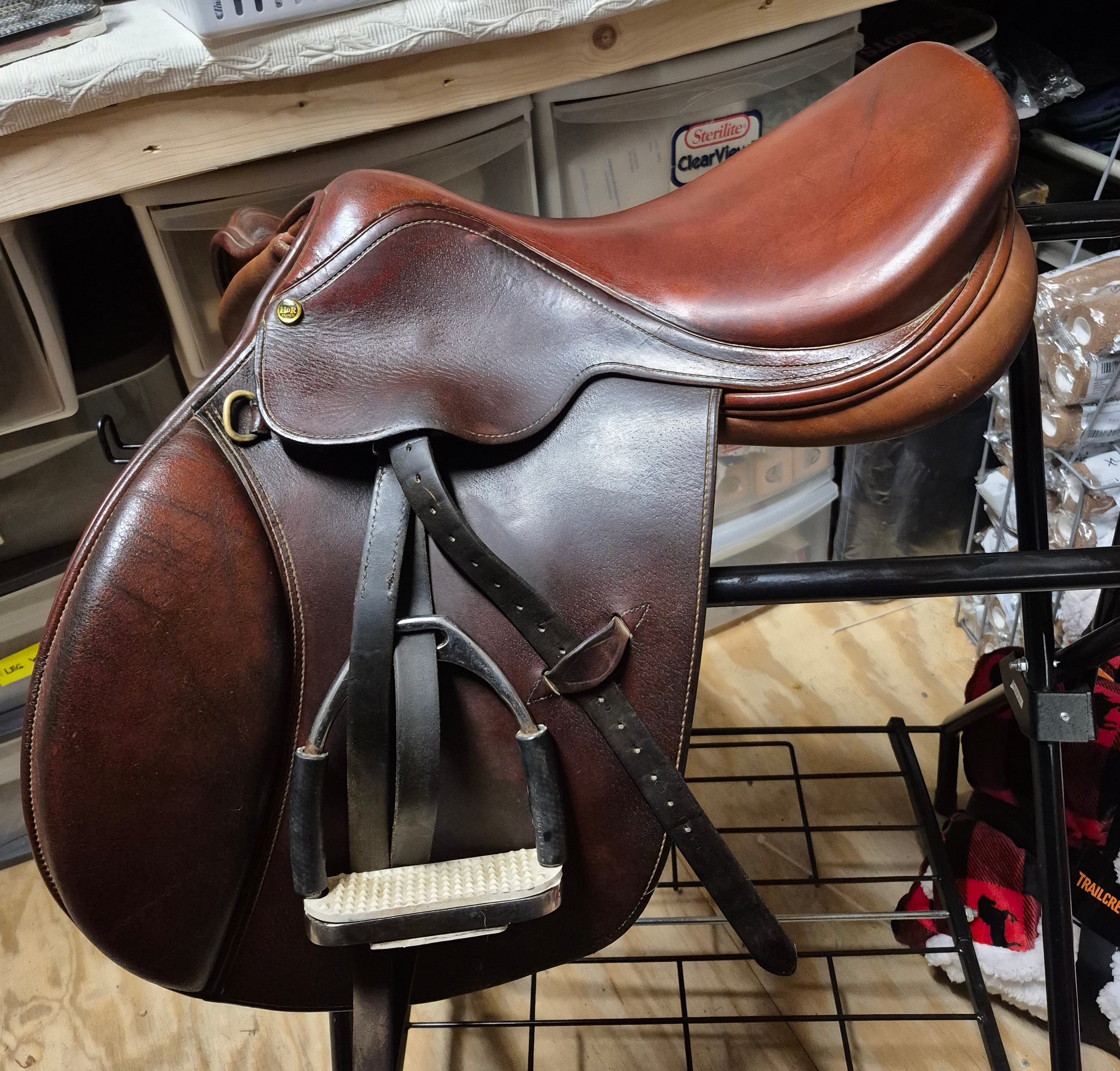 HDR 16" Close Contact Saddle with leathers/irons
