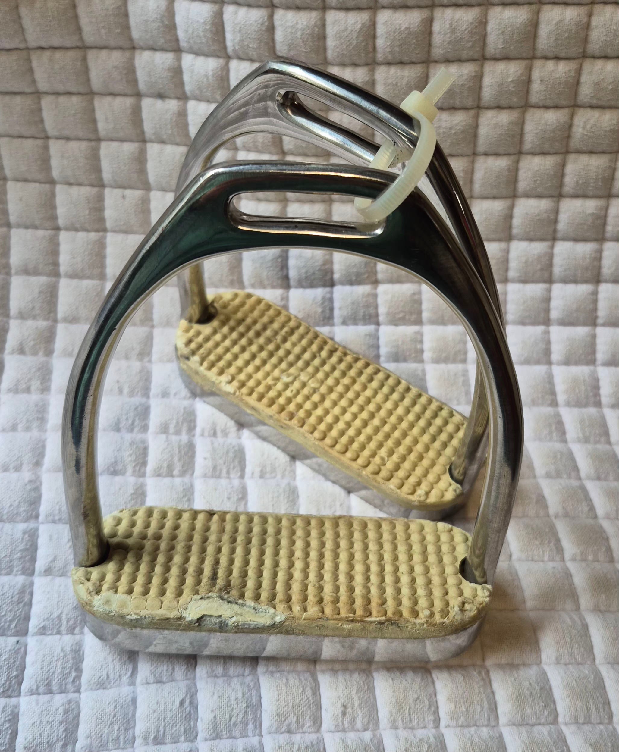 Perris 4.5" Stirrups (Used)