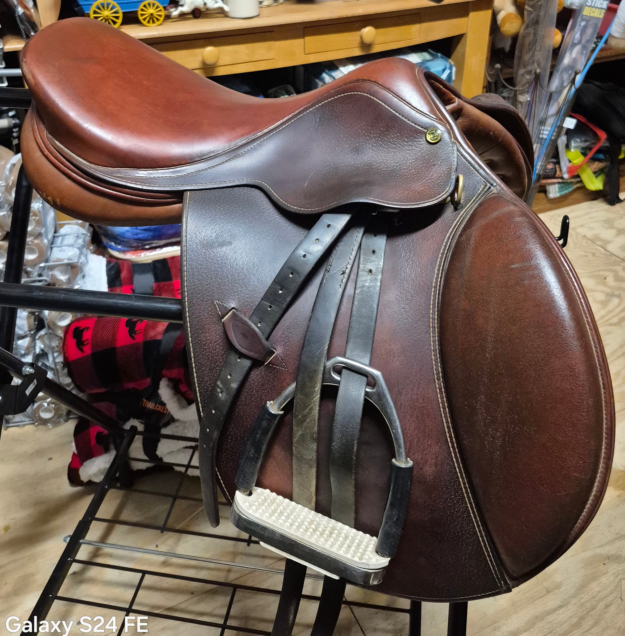 HDR 16" Close Contact Saddle with leathers/irons
