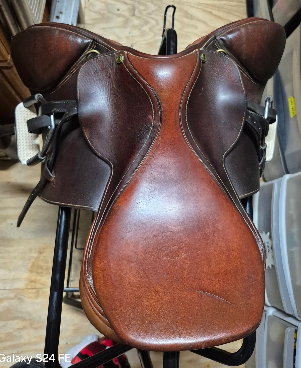 HDR 16" Close Contact Saddle with leathers/irons